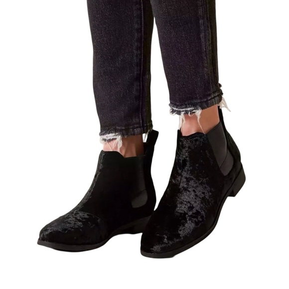 Toms Shoes - Tom’s Ella Chelsea Boots 8.5W Black Crushed Velvet Slip On Flats